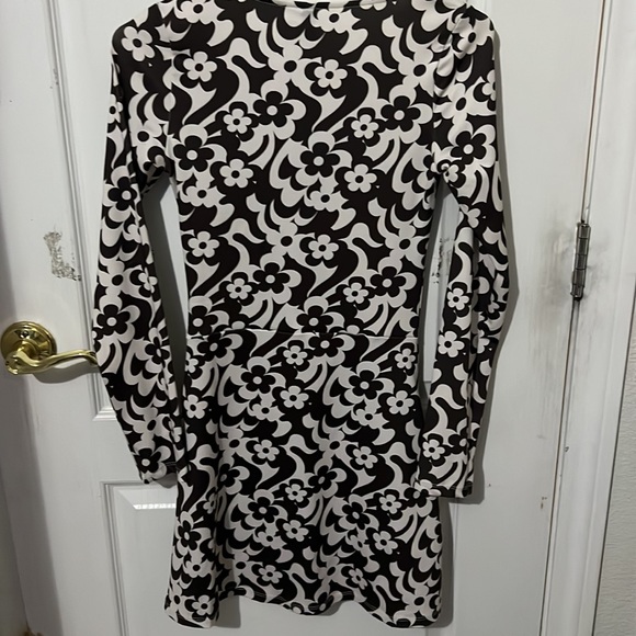 brown and white 70s flower mini dress 🌊 - Picture 4 of 7